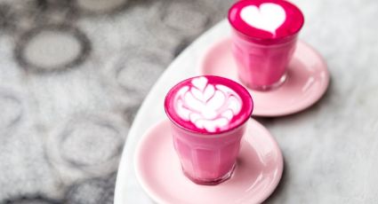 Disfruta de tu café de las mañanas con este delicioso y colorido 'Pink latte'
