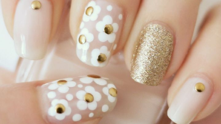 ¿Flores en los dedos? Las uñas postizas con margaritas toman cada vez más fuerza