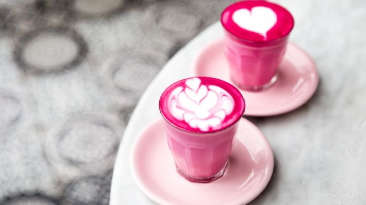 Disfruta de tu café de las mañanas con este delicioso y colorido 'Pink latte'