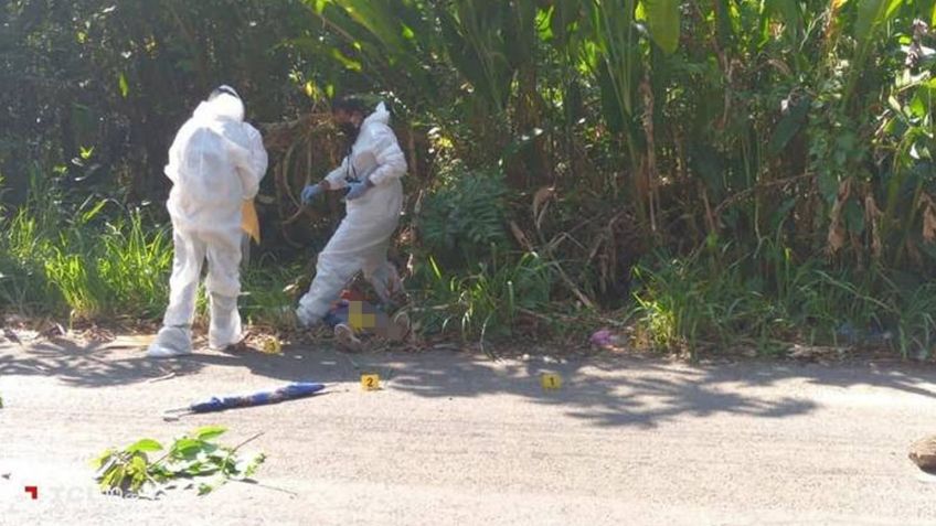A la orilla de la carretera, mujer muere al ser acribillada por sujetos desconocidos