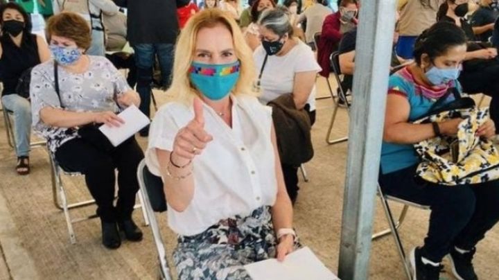 Beatriz Gutiérrez Muller, la esposa de AMLO, recibe primer dosis de la vacuna contra Covid-19