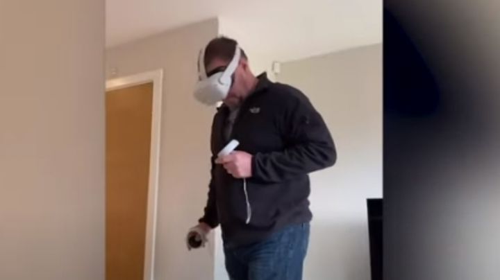 Tremendo golpe: Papá experimenta realidad virtual por primera vez y se accidenta