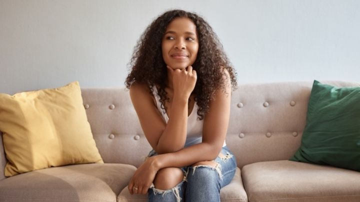 Estas son las reglas básicas para usar un 'outfit' de jeans rotos después de los 30 años