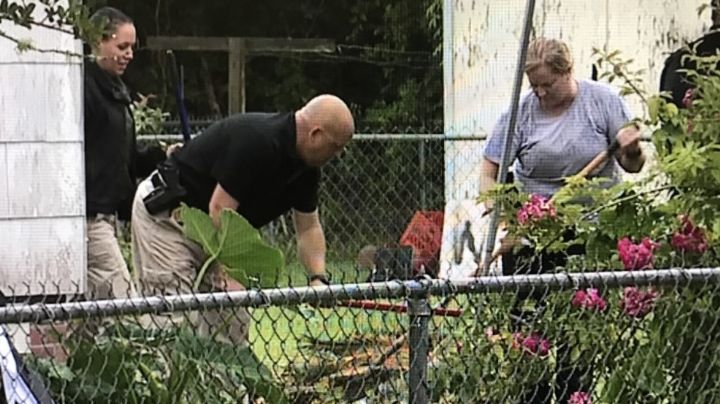Macabro hallazgo: Descubren restos humanos enterrados en el patio trasero de un hombre