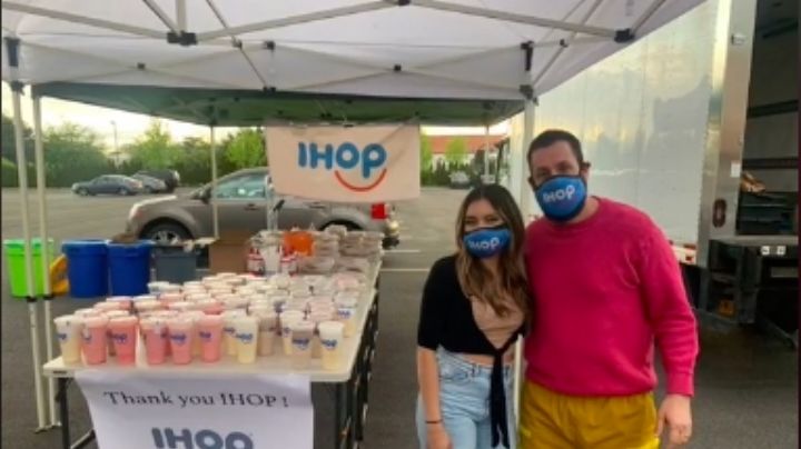 (FOTO) Sin rencores: Adam Sandler posa con la mesera que le negó mesa en un IHOP