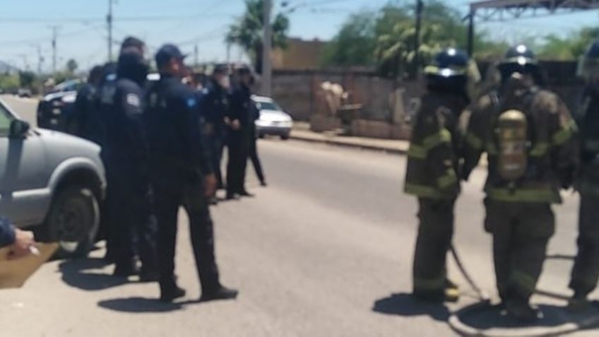 Enfurecido, hombre golpea a bomberos que buscaban salvar su casa de un incendio