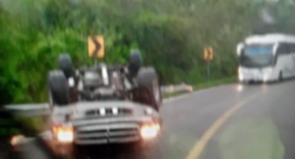 Terrible accidente: Camioneta choca contra cerro y se voltea; registran dos heridos