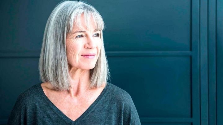 ¿Tienes canas? No las ocultes y hazlas brillar con estos cortes de cabello