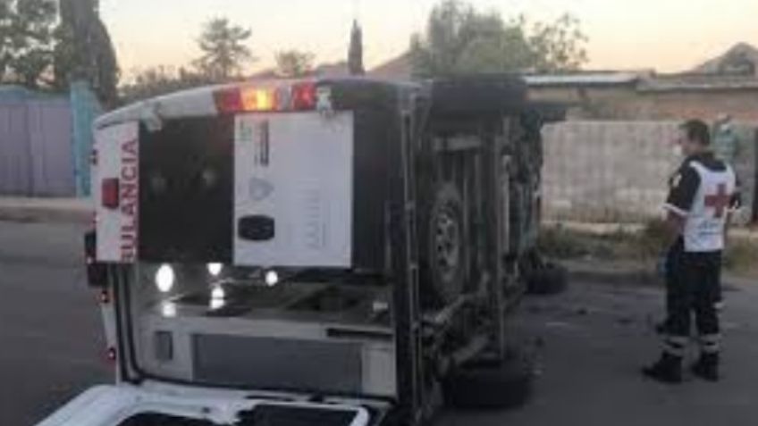 Guaymas: Aparatosa volcadura deja al conductor de una ambulancia lesionado