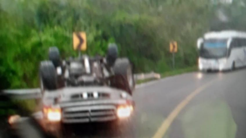 Terrible accidente: Camioneta choca contra cerro y se voltea; registran dos heridos