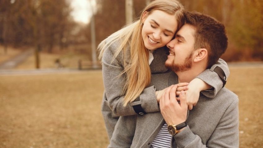 Haz que caiga rendido a tus pies con estos románticos piropos para hombres