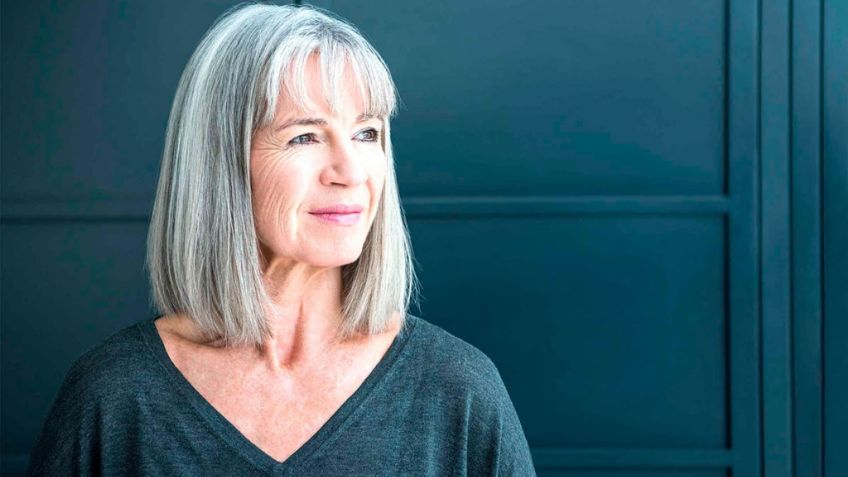 ¿Tienes canas? No las ocultes y hazlas brillar con estos cortes de cabello