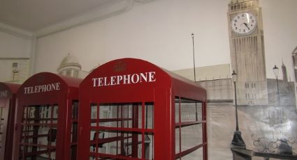 FOTOS: Cárcel instala cabinas telefónicas y hasta un 'Big Ben' para que reos se sientan de viaje