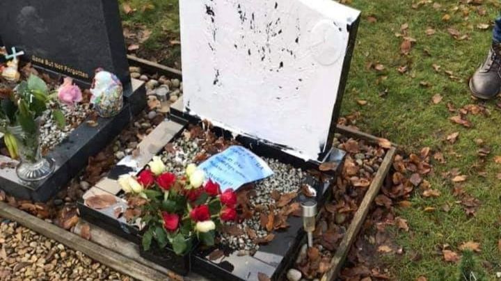 "Ja, Ja. Te ganó la diabetes": Arrestan a una joven por dejar "cruel" mensaje en una tumba