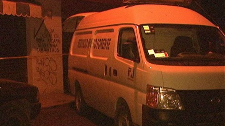 A tiros asesinan a pasajera de taxi; su cuerpo quedó ensangrentado en el asiento trasero