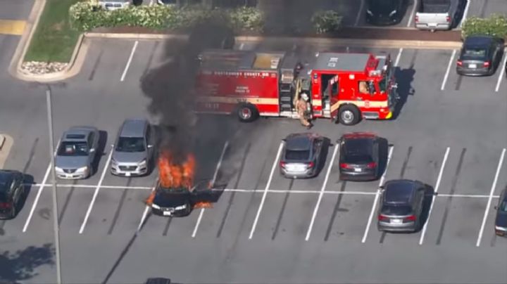 Automovilista causa un incendio por ponerse sanitizante en las manos mientras fumaba