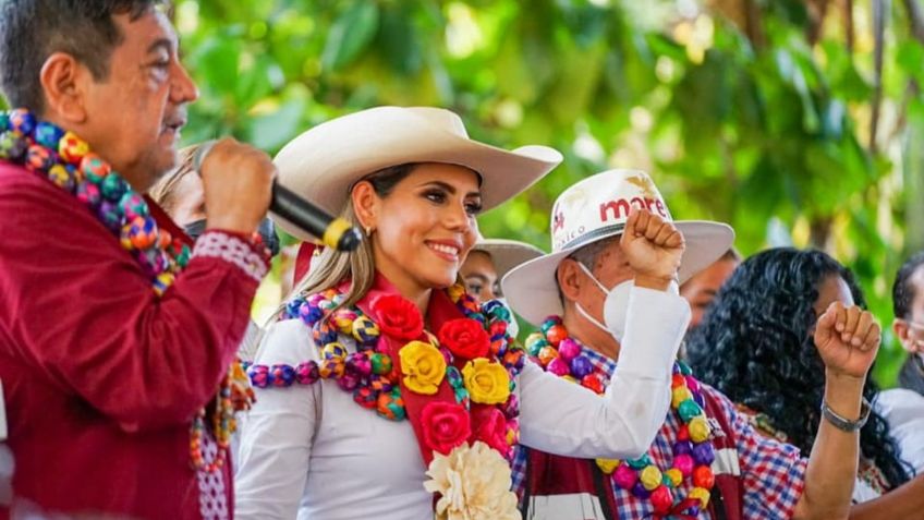 Hija de Salgado Macedonio se olvida de las propuestas para cantar al ritmo de Selena