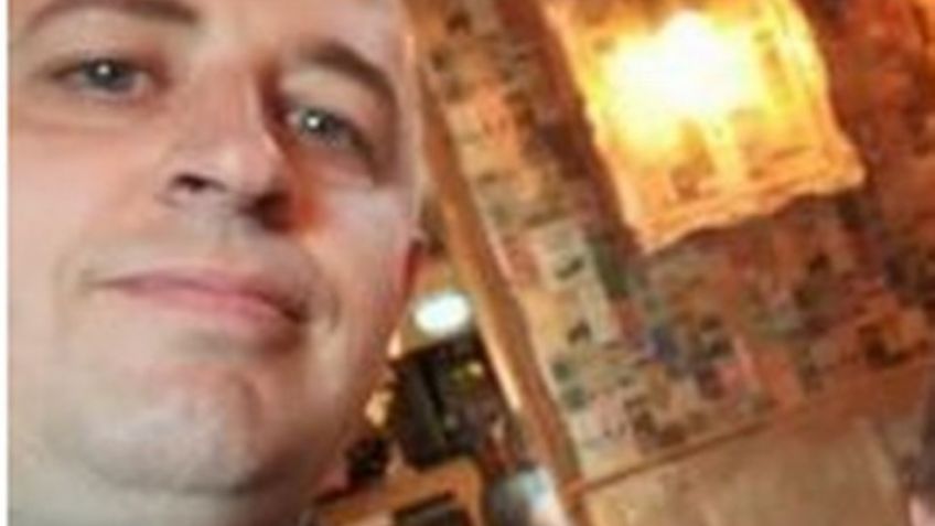 Hombre pasa décadas buscando a su madre biológica y, al encontrarla, ya estaba muerta