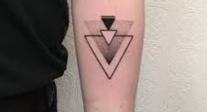 Lleva el encanto del minimalismo en la piel con estos tatuajes para hombre en el brazo