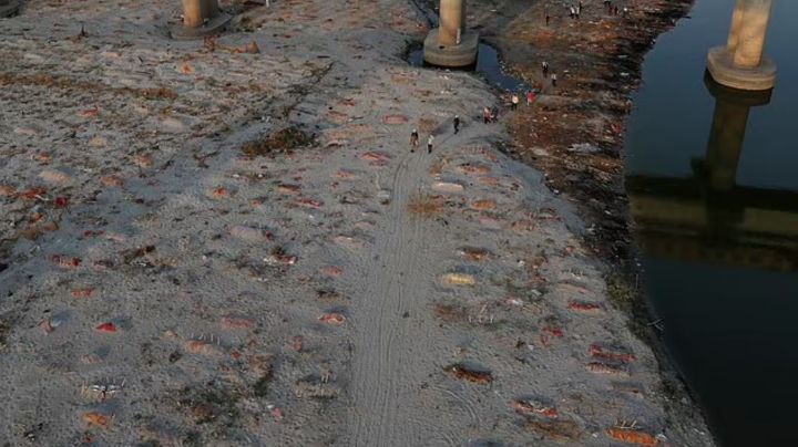 ¡Macabro! India prohíbe "enterrar" cadáveres en el Río Ganges; habrían tirado mil