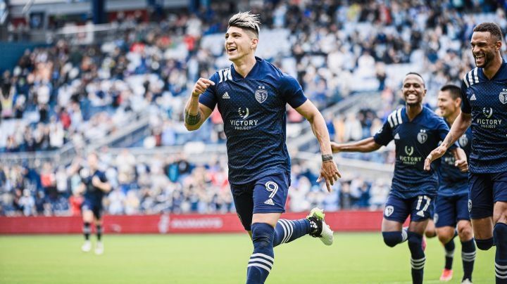 Alan Pulido se consagra con un doblete en victoria de 3-0 del Sporting KC