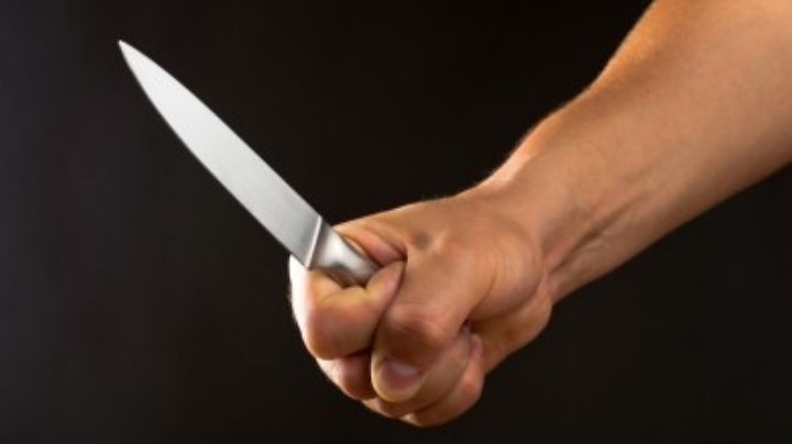 ¡Llevaba dos cuchillos! Arrestan a un hombre que se acercaba a su esposa por la espalda