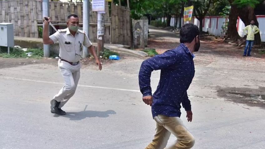 FOTOS: ¡Desesperación total! La policía violenta a transeúntes por romper el confinamiento