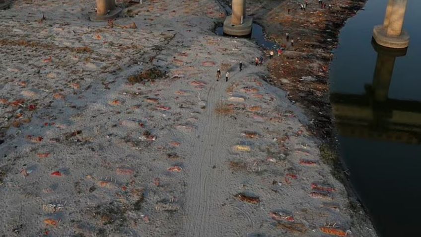 ¡Macabro! India prohíbe "enterrar" cadáveres en el Río Ganges; habrían tirado mil