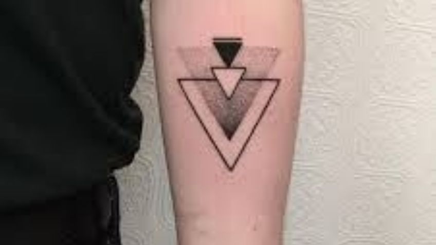 Lleva el encanto del minimalismo en la piel con estos tatuajes para hombre en el brazo