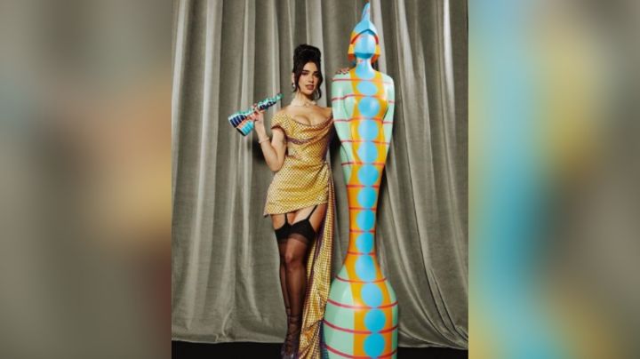 Dua Lipa comparte impactante foto desde la tina con coqueto 'outfit'