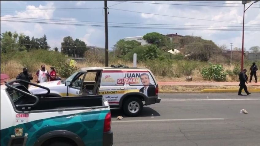 Atacan camioneta donde viajaba candidato a diputación de Moroleón; hay 2  heridos