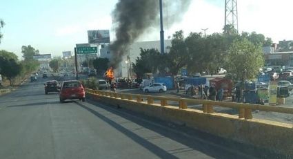 (VIDEO) Terrible accidente: Camioneta que trasladaba valores arde en llamas frente a banco