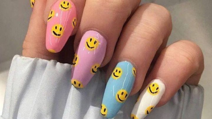 Lleva el efecto positivo a todas partes con estos diseños de uñas; tienen caritas felices