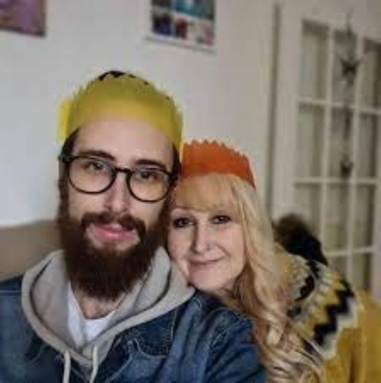 Ashlee Roberts junto a su madre Suzanne Stoakes