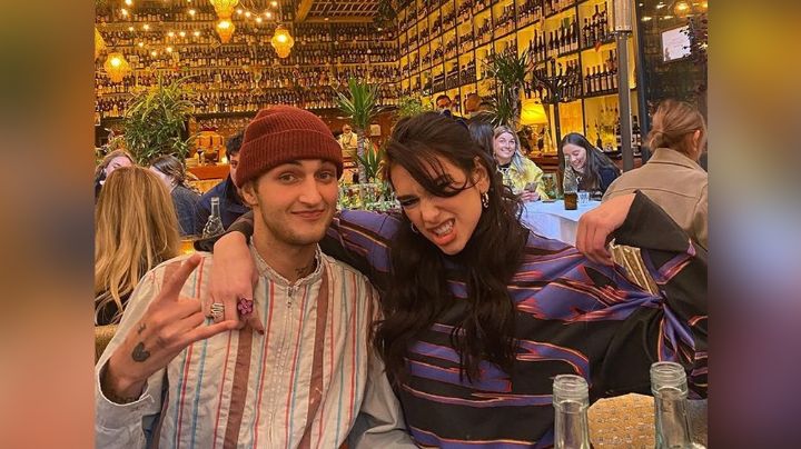 Dua Lipa enamora todo Instagram al festejar emocionada desde la playa esta noticia