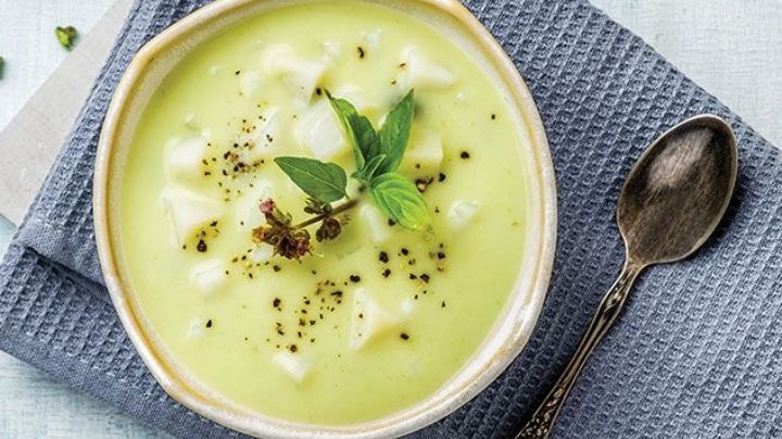 Olvídate de las ensaladas y prepara esta saludable crema de lechuga