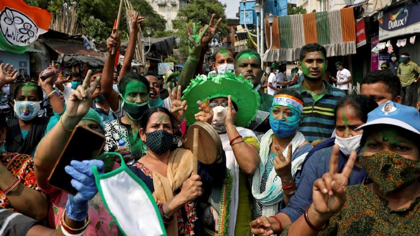 En plena pandemia, miles en la India salen a celebrar que ganaron las elecciones
