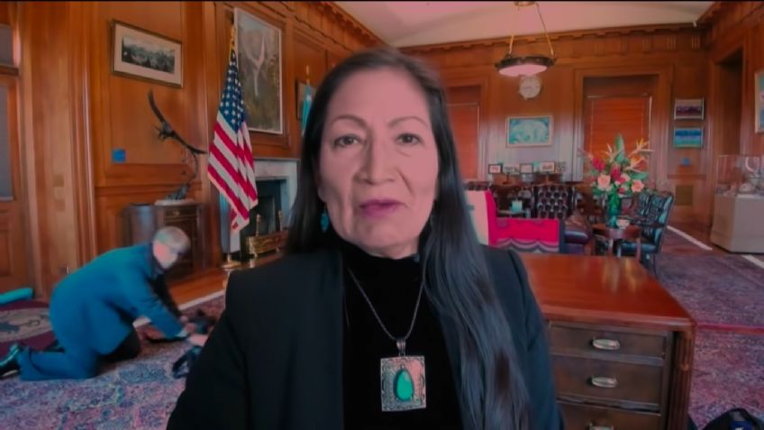 Sujeto trata de pasar desapercibido durante entrevista en vivo pero el VIDEO se hace viral