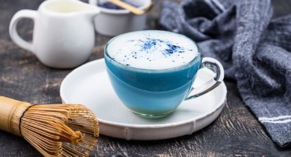 ¿Flores en tu café? Es posible con este delicioso matcha latte azul