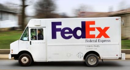 Motociclista intenta ganarle el paso a un camión de FedEx y muere en el intento