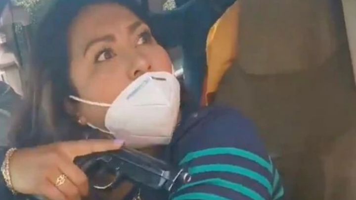Policía enfurece y amenaza a una mujer con arma de fuego; la apodan 'Lady Pistola'