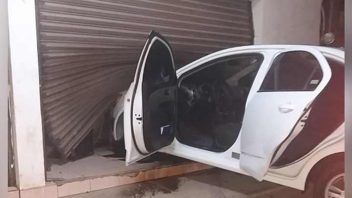 Conductor pierde el control y termina por impactarse contra un bazar en Guaymas