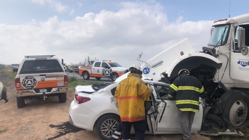 Tráiler se impacta contra auto en carretera Monterrey-Monclova; hay dos muertos