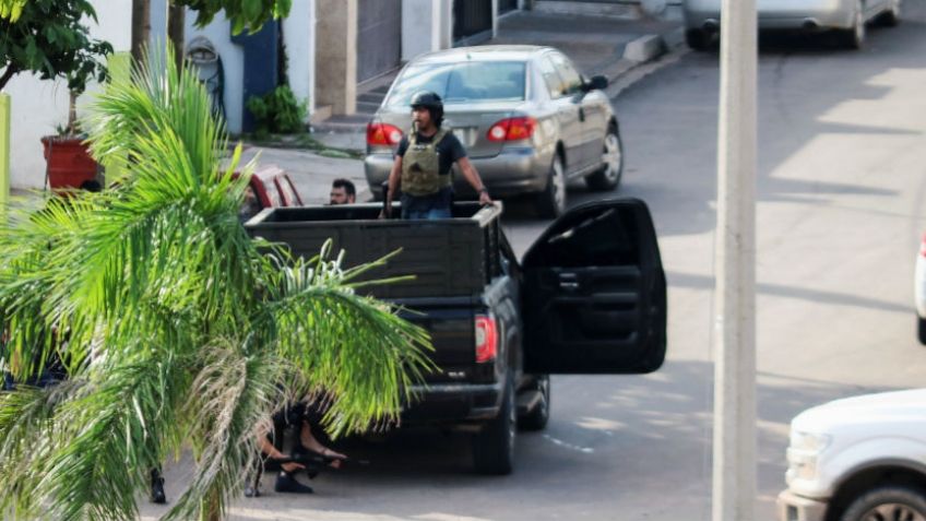 VIDEO: Captan a presuntos miembros del Cártel de Sinaloa deteniendo autos a plena luz del día