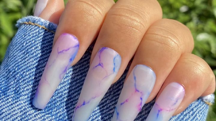 Deja que la extravagancia llegue a tus manos con estos diseños de uñas postizas largas