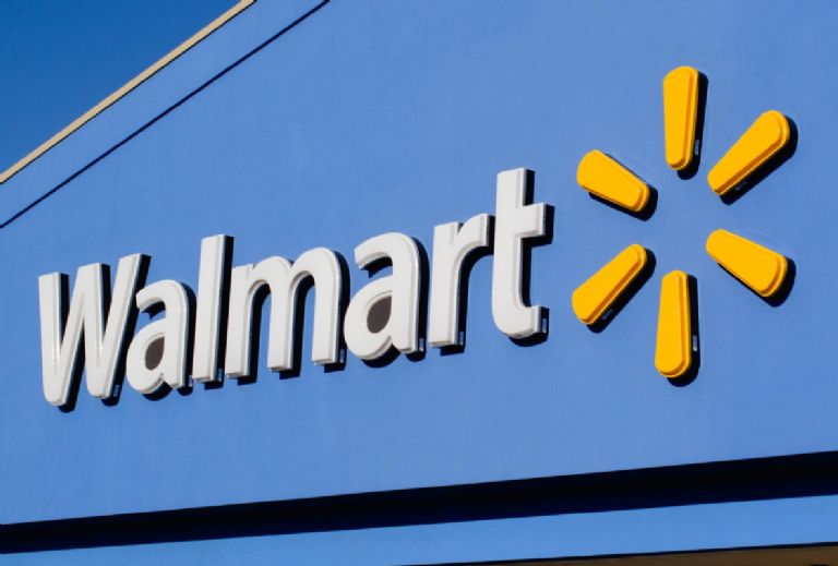 Un hombre tirotea a otro afuera de un Walmart