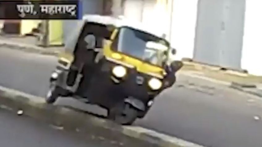 Sujeto trata de patear a un perro desde una motocicleta en movimiento, vuelca y genera MEMES