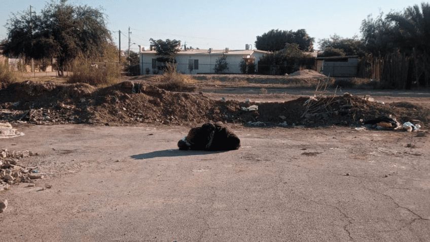 ¡Macabro! Torturado y con cinta adhesiva; así hallan un cadáver 'encobijado' en una avenida