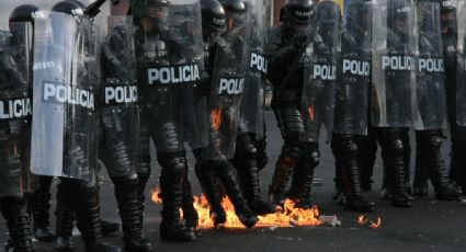 FUERTE VIDEO: Manifestantes lanzan bomba molotov a policía del Esmad en Colombia