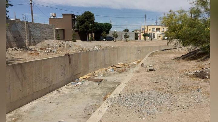 Al interior de un canal, encuentran el cadáver de un hombre; estaba encobijado y putrefacto